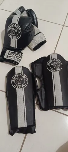 Luva e caneleira de Muay Thai