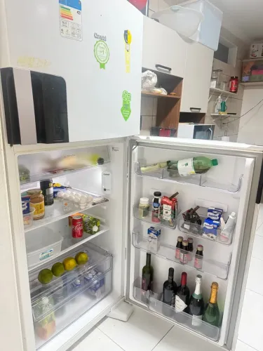 Geladeira Consul CRM50HB, de 410 litros e 220 V,
