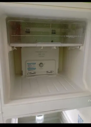 Geladeira Electrolux Frost Free funcionando perfeitamente bem conservada