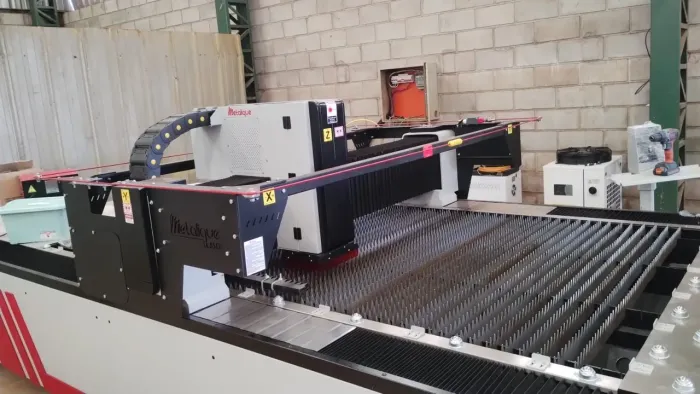 Máquina de corte laser CNC 2023 METALIQUE  1500 x 3000 (3000 Watts -com compressor)