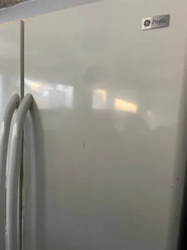 VENDO GELADEIRA GE PROFILE. Muito grande com bastante espaço. 549 litros total. 