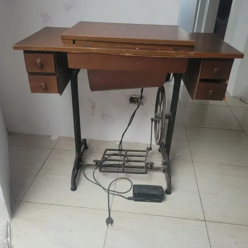 Máquina de costura singer antiga com mesa no estado