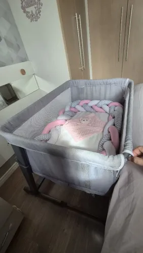 Berço portátil acoplável à cama