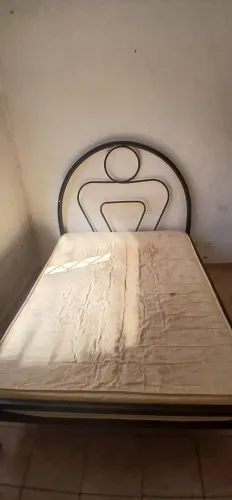 Cama de casal em ferro, reforçada.Retirar no Custódio Pereira 