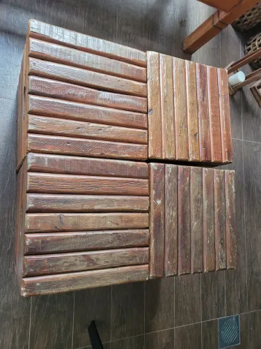 Conjunto quatro bancos tipo caixote em madeira de demolição 