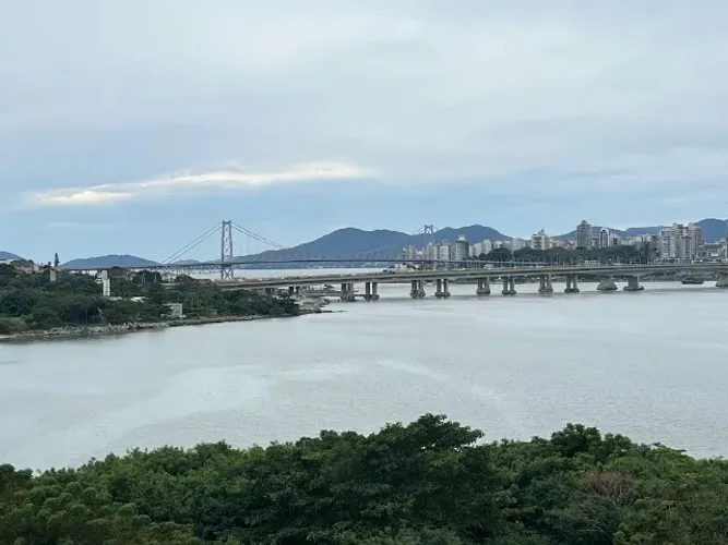 Alugo Apartamento em Coqueiros com Vista Mar e Ponte Hercílio Luz!