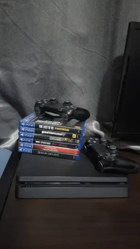 PS4 Slim 1TB + 2 Controles + 6 Jogos + Monitor Samsung 24"
