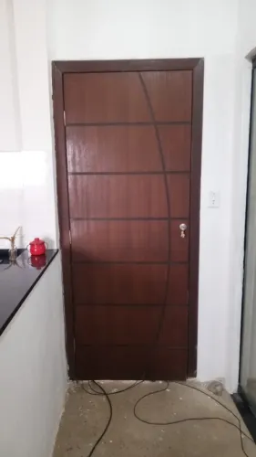 Porta com guarnição de madeira angelim