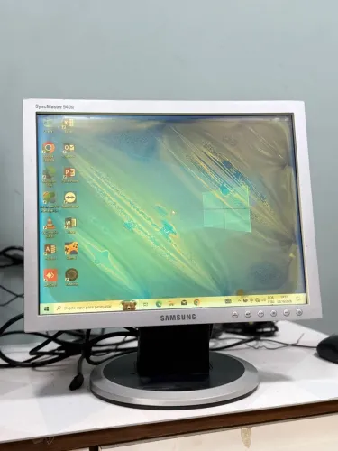 Monitor 15" Samsung LCD - Ideal para Câmeras / Testes / Servidor