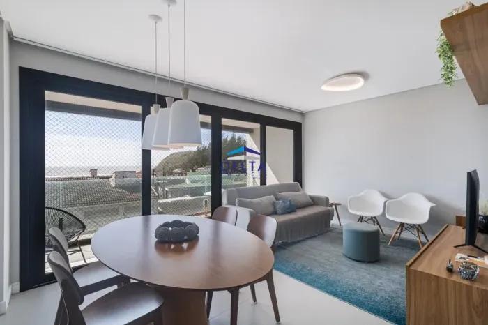 Apartamento mobiliado de 2 dormitórios com sacada para o mar na Praia da Cal