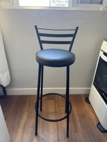 2 Banquetas Altas Pretas Novinhas - Modernas e Elegantes