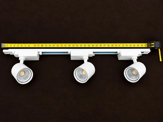 Kit de iluminação em trilho com 3 spots LED Fortec de 18W.