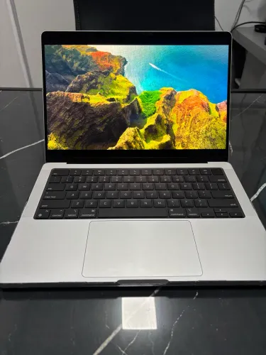 MacBook Pro M3 18 Gb 512 Retina