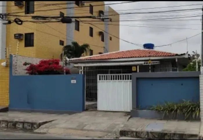 Vendo ou alugo casa de 4 quartos nos Bancários. Fim residencial ou comercial.