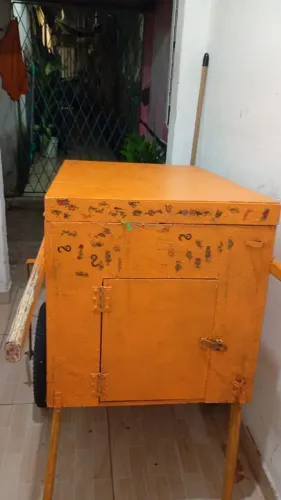 Carrinho de vender confeitos etc..