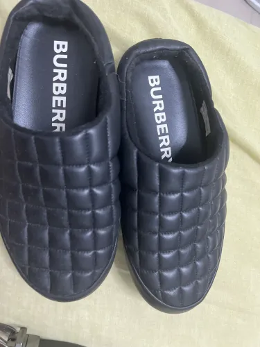 Pantufa burberry(valor a negociar)