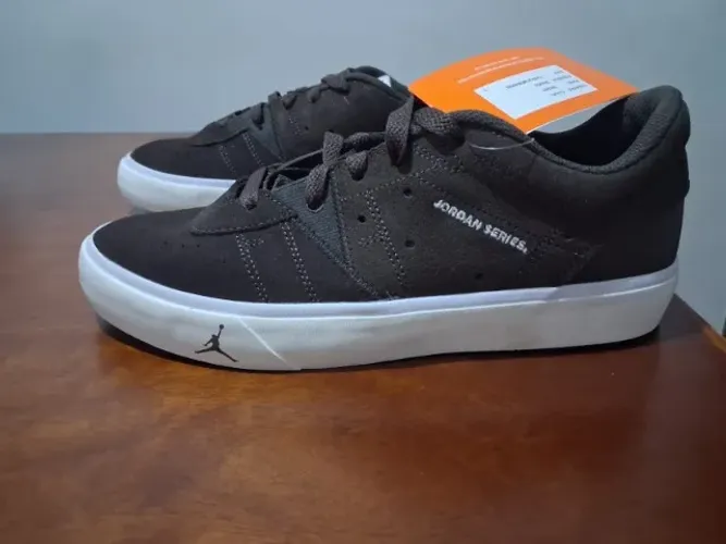 Tênis Nike Air Jordan Series ES - tamanho 7,5 (US) - 38 -  NOVO
