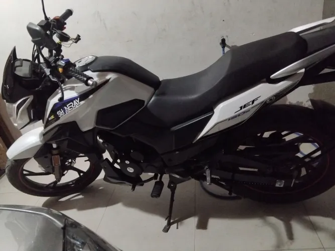 Moto semi nova pra vender.  