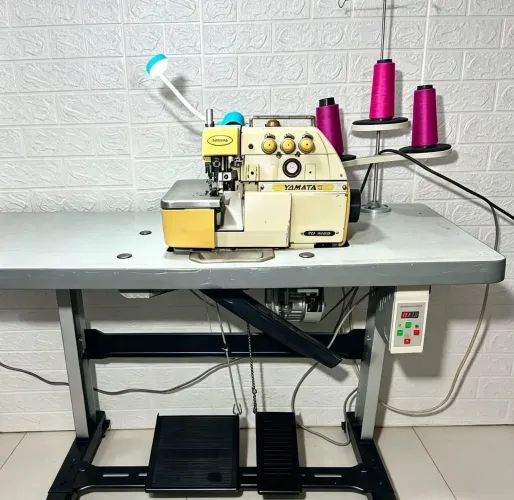MÁQUINA OVERLOCK INDUSTRIAL YAMATA + MESA | MOTOR NOVO