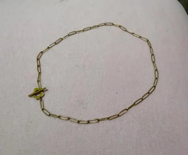 Colar /cordão de aço dourado.
