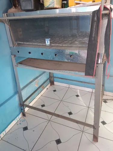 Forno de padaria valor 1000.00 . Obs uma das pedra está trincada.