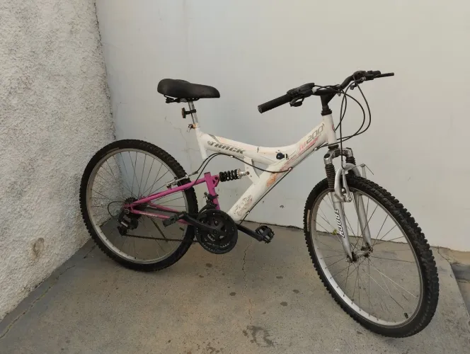 Bicicleta aro 26 com marcha