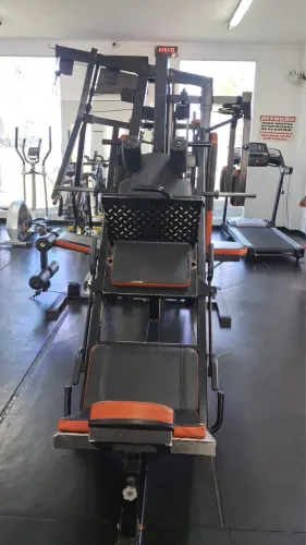 Estação de musculação profissional com Leg Press acoplado