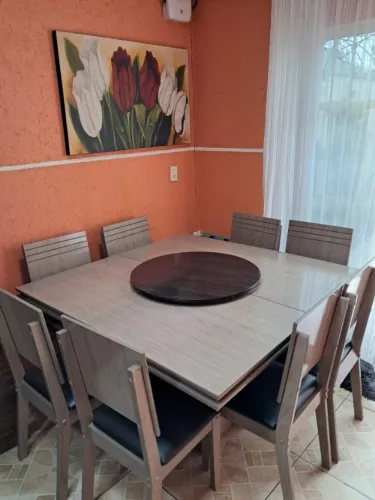 Mesa giratória com 8 cadeiras almofada