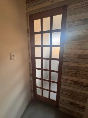 Porta de madeira com vidro