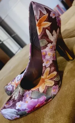 Sapato salto marrom florido 34