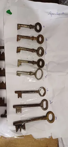 Chaves antigas em ferro para cristaleiras e gavetas antigas