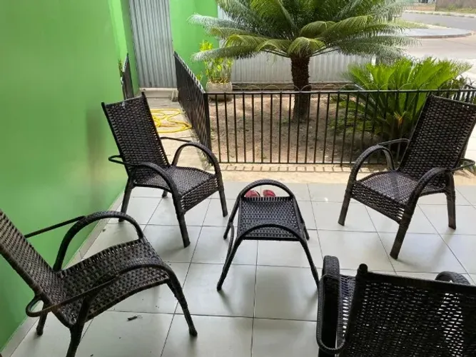 Conjunto cadeira área externa mais centro de mesa