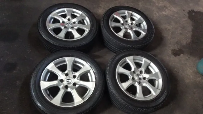 Roda aro 16 com pneus Honda Civic e New Civic