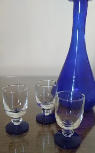 Licoreira com 6 copos de licor