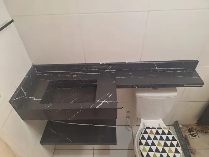 Lavatório porcelanato preto.