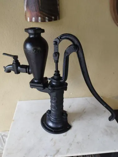 Bomba de poço antiga 
