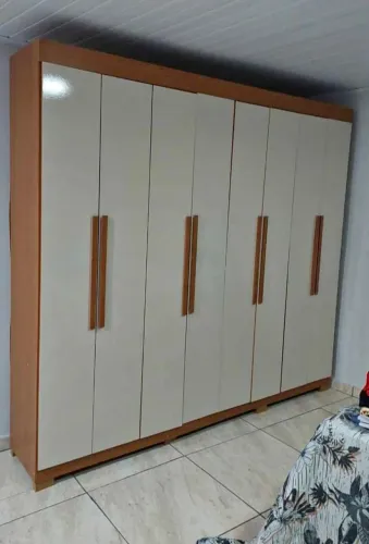 Guarda-Roupa 2.40m de Casal Moderno - Amadeirado e Branco