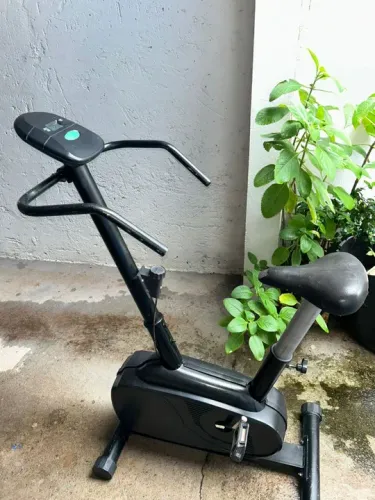 Bicicleta Ergométrica. De porte maior, possui ajuste de carga Regulagem de altura.