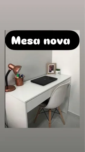 Mesa de escritório branca com design moderno
