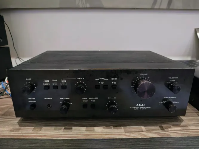 Amplificador Stereo Akai AM-2400