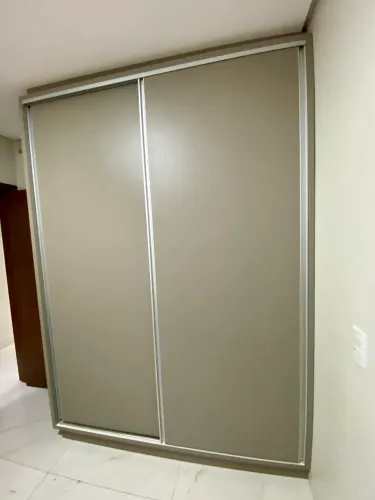 Guarda roupas com portas de correr e 8 gavetas de mdf cinza  