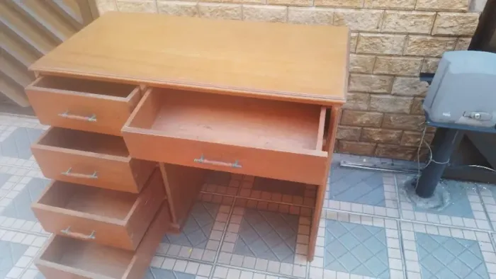 escrivaninha de madeira maciça  1mx 0,50m