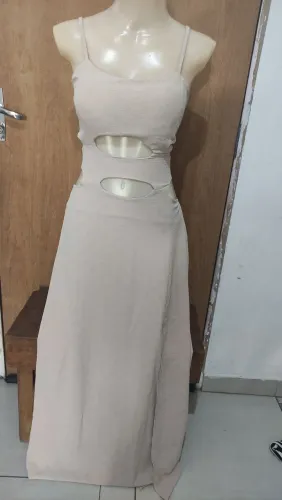 Vestido Longo com Detalhes em Cut Out Tam G