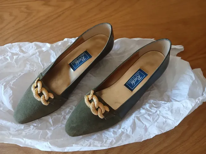 Sapato Feminino em couro ,Verde musgo,com detalhe em metal/Fabricado na Espanha 