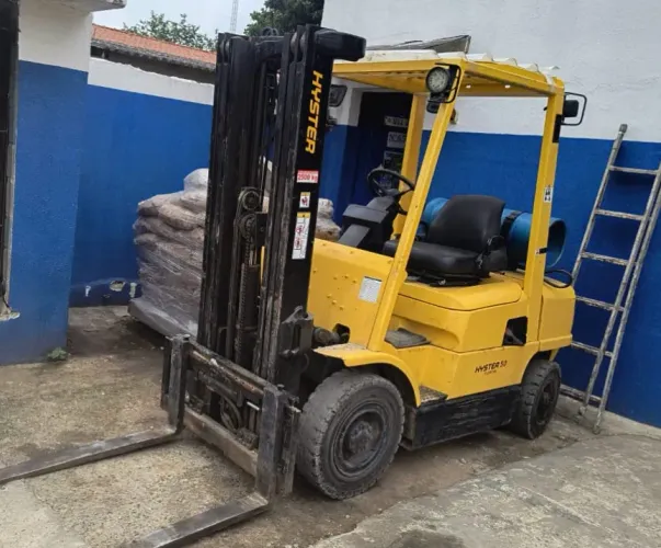 Empilhadeira Hyster 50 ano 2004, à gás, para 2500 Kg e Torre Duplex de 4,20 metros, em SP