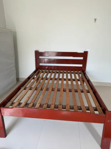 Cama de madeira maciça