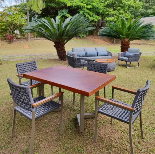 MESA COM 4 CADEIRAS - JARDIM / VARANDA