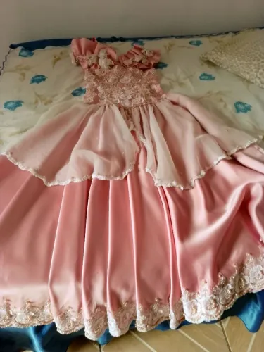 Vestido de festa rosa com detalhes em renda