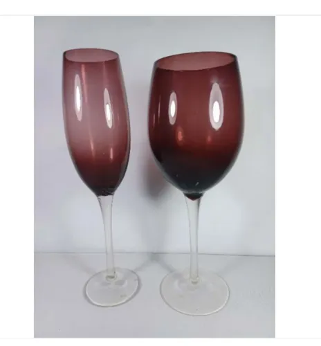 Taças de vinho e champanhe degradê roxo claro e escuro
