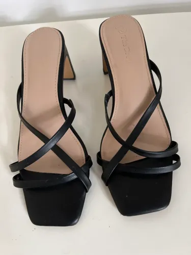 Sandália preta, salto 7cm, tamanho 36